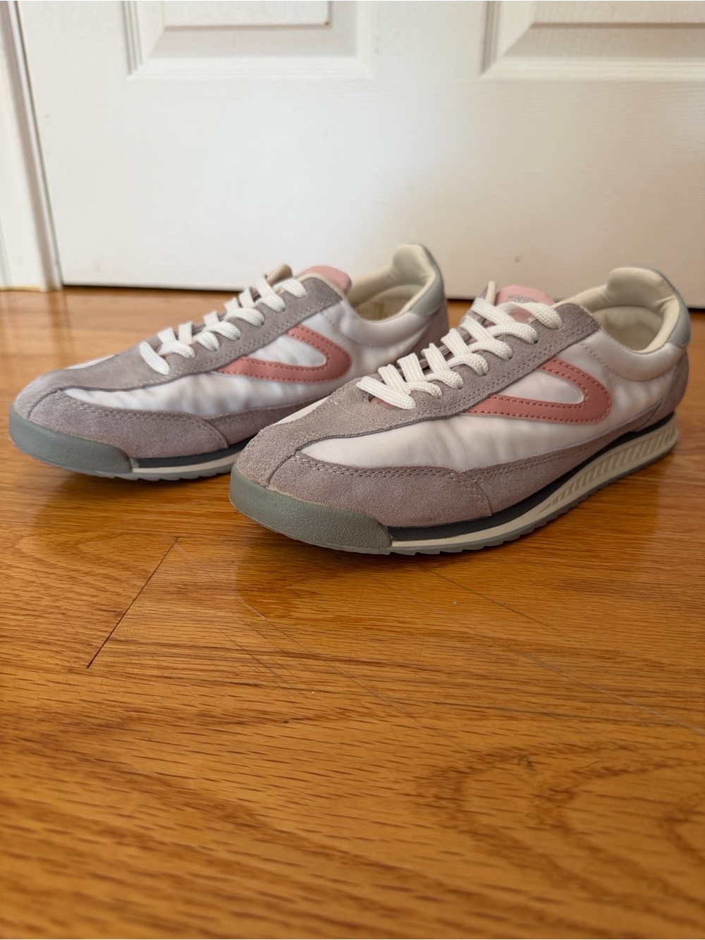 Size 8 Women's Retro Tretorn Rawlins casual Sneakers in Light Gray and Pink